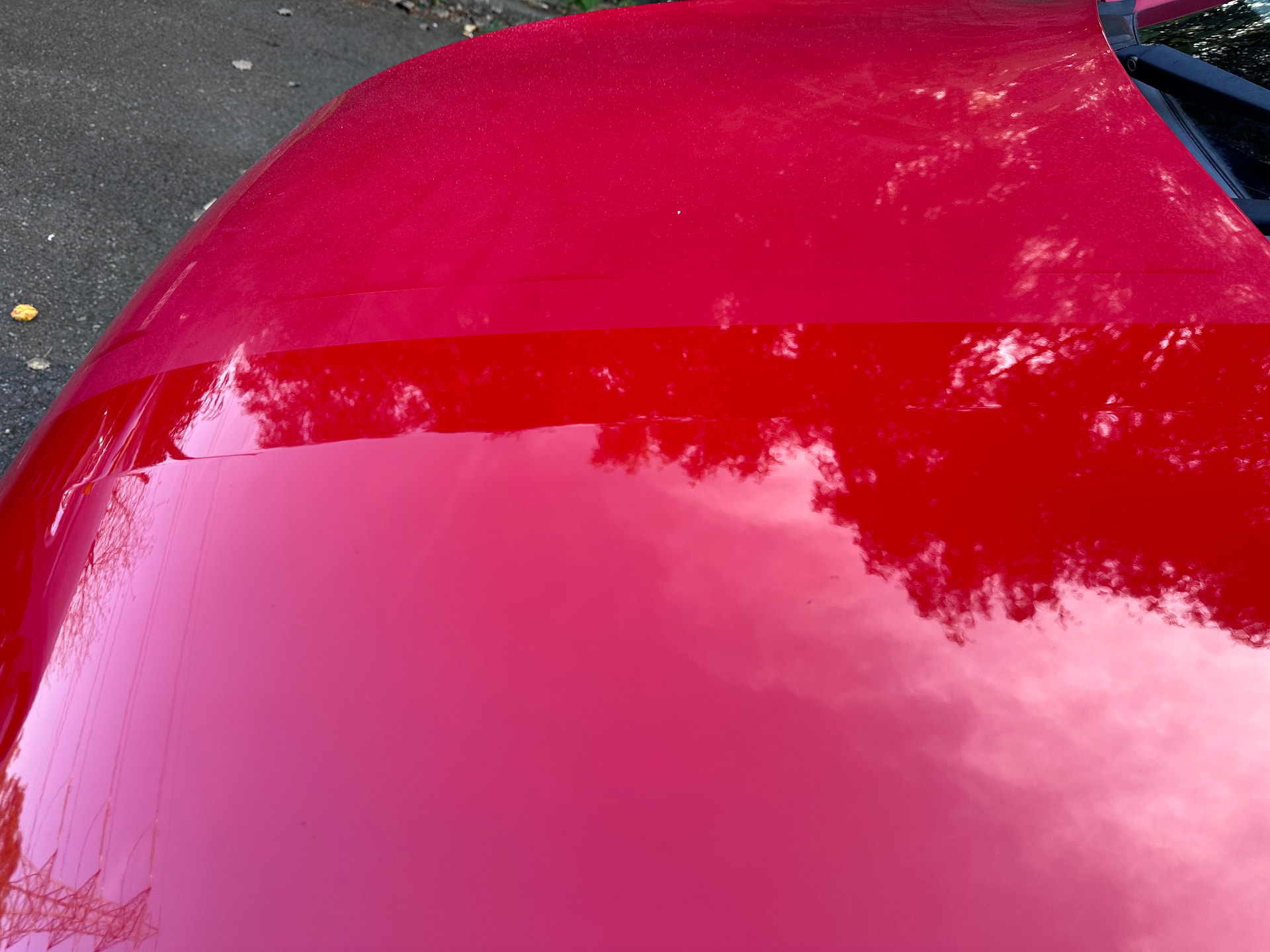 Maschinell polierte Motorhaube mit spiegelndem Lack